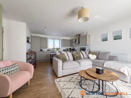 2 bedroom Flat for sale in Lord Hawke Way, Newark