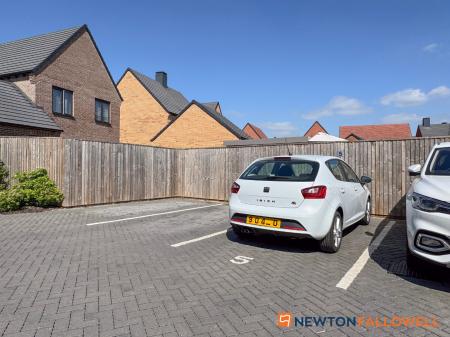2 bedroom Flat for sale in Lord Hawke Way, Newark