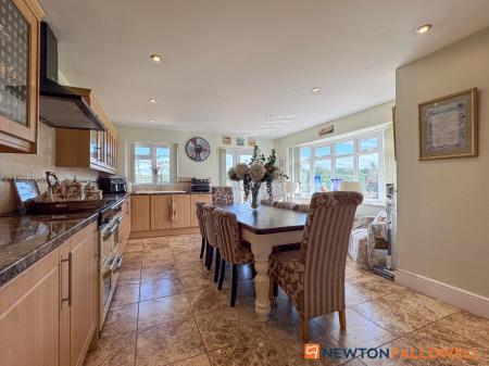 4 bedroom Detached bungalow for sale in New Lane, Girton