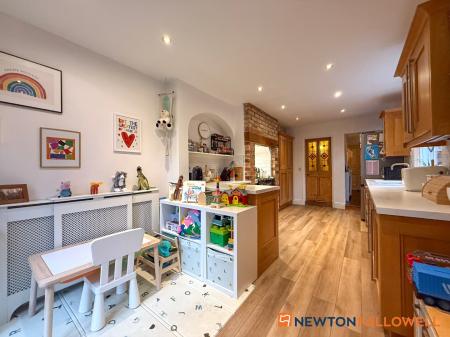 3 bedroom Semi-detached house for sale in Wellington Road, Newark