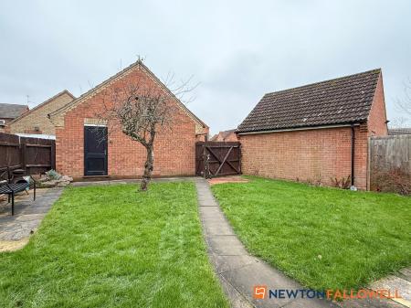 5 bedroom Detached house for sale in Beacon Hill Road, Newark