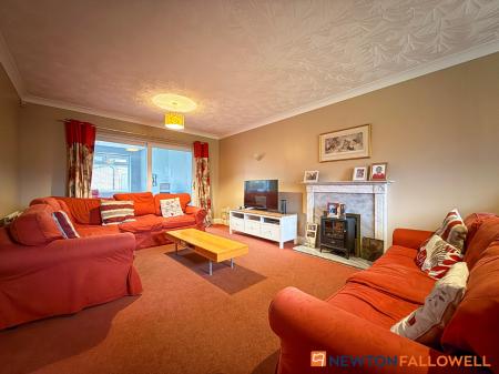 5 bedroom Detached house for sale in Beacon Hill Road, Newark