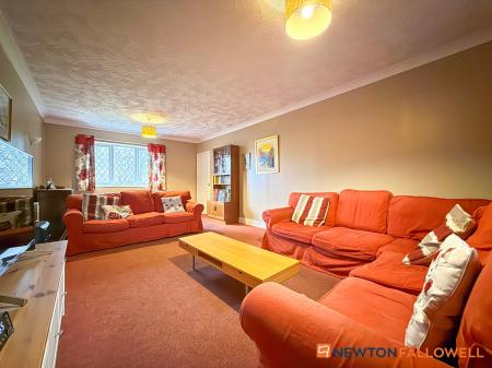 5 bedroom Detached house for sale in Beacon Hill Road, Newark