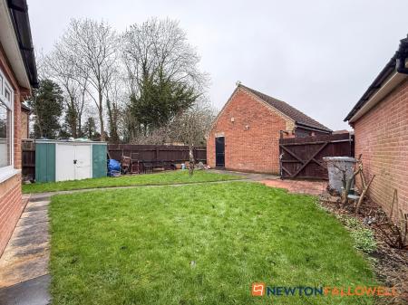 5 bedroom Detached house for sale in Beacon Hill Road, Newark