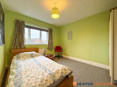 5 bedroom Detached house for sale in Beacon Hill Road, Newark