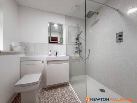 5 bedroom Detached house for sale in Beacon Hill Road, Newark