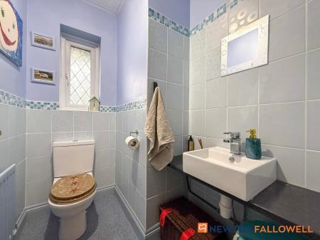 5 bedroom Detached house for sale in Beacon Hill Road, Newark