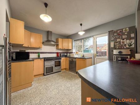 5 bedroom Detached house for sale in Beacon Hill Road, Newark