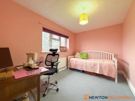 5 bedroom Detached house for sale in Beacon Hill Road, Newark
