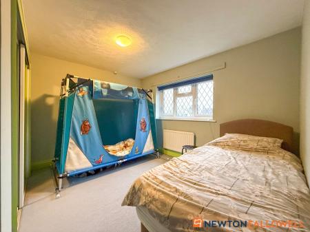 5 bedroom Detached house for sale in Beacon Hill Road, Newark