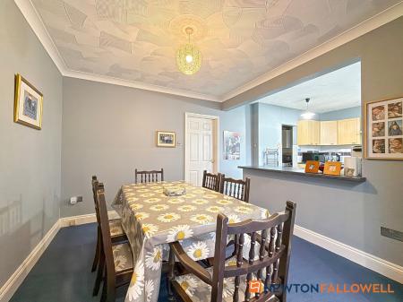 5 bedroom Detached house for sale in Beacon Hill Road, Newark