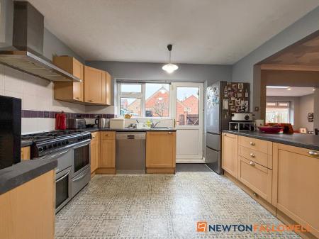 5 bedroom Detached house for sale in Beacon Hill Road, Newark