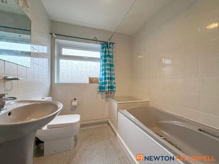 5 bedroom Detached house for sale in Beacon Hill Road, Newark