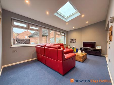 5 bedroom Detached house for sale in Beacon Hill Road, Newark