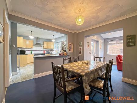 5 bedroom Detached house for sale in Beacon Hill Road, Newark