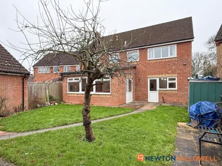 5 bedroom Detached house for sale in Beacon Hill Road, Newark