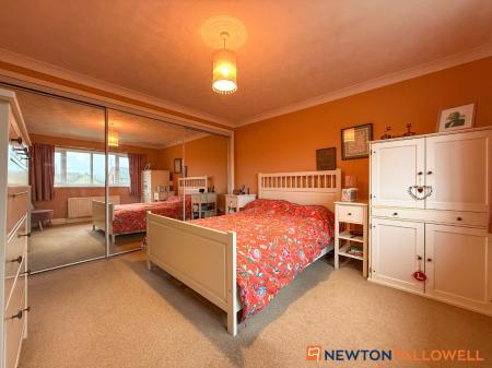 5 bedroom Detached house for sale in Beacon Hill Road, Newark