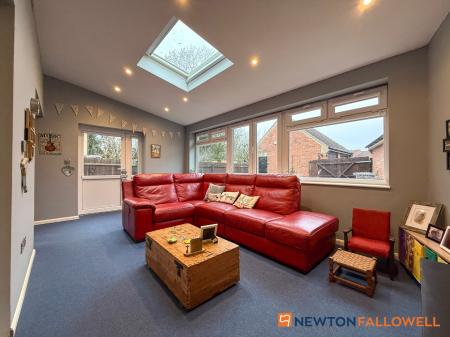 5 bedroom Detached house for sale in Beacon Hill Road, Newark