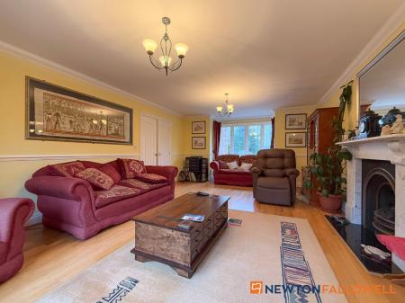 6 bedroom Detached house for sale in Glebe Park, Balderton