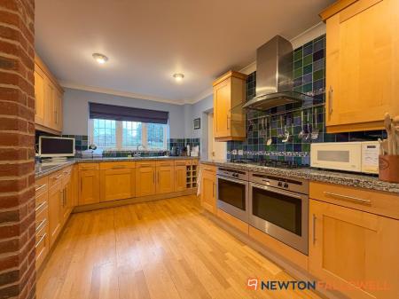 6 bedroom Detached house for sale in Glebe Park, Balderton