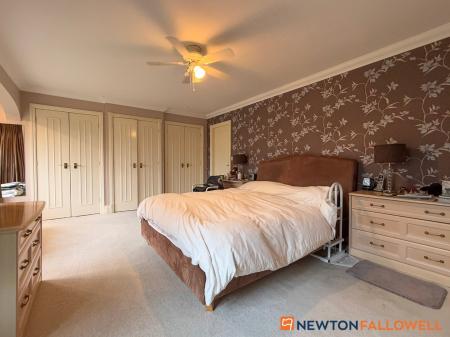 6 bedroom Detached house for sale in Glebe Park, Balderton