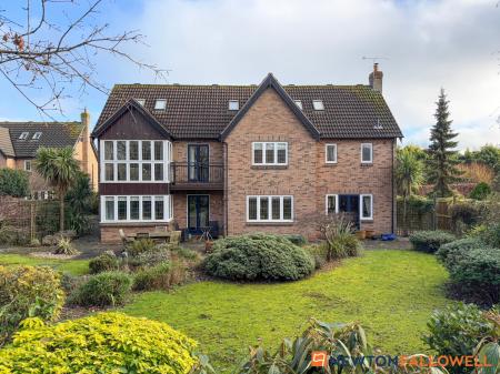 6 bedroom Detached house for sale in Glebe Park, Balderton