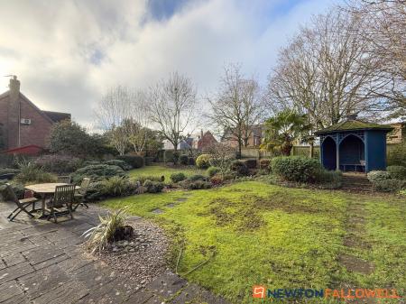 6 bedroom Detached house for sale in Glebe Park, Balderton