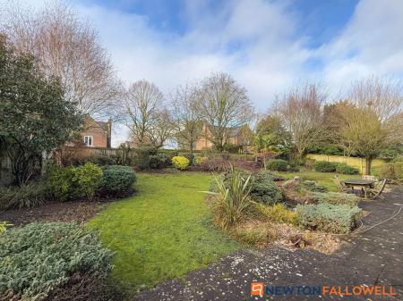 6 bedroom Detached house for sale in Glebe Park, Balderton