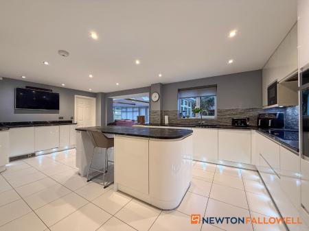 5 bedroom Detached house for sale in Dale Way, Fernwood