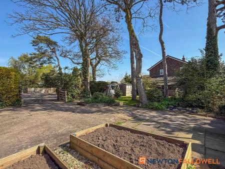 4 bedroom Detached house for sale in Markwick Close, Newark