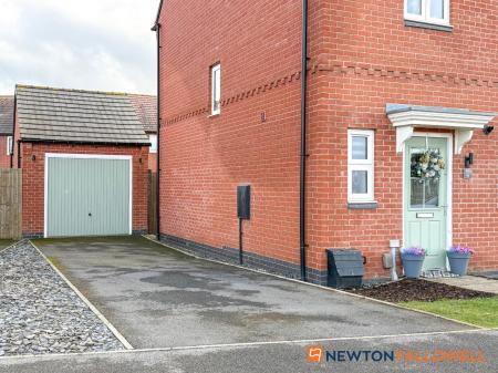 4 bedroom Semi-detached house for sale in Flaxley Lane, Middlebeck, Newark