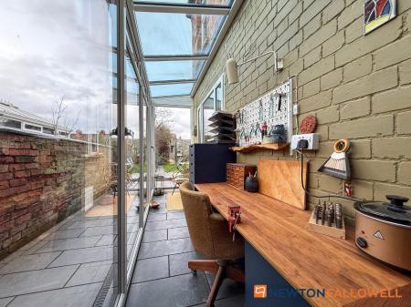4 bedroom End of terrace house for sale in Harcourt Street, Newark
