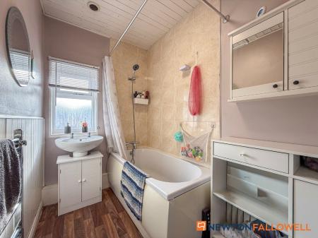 3 bedroom Semi-detached house for sale in Bowbridge Road, Newark