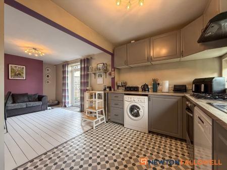 3 bedroom Semi-detached house for sale in Bowbridge Road, Newark