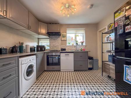 3 bedroom Semi-detached house for sale in Bowbridge Road, Newark