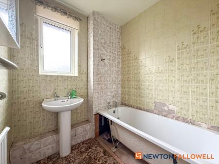 3 bedroom Semi-detached house for sale in Ellerslie Close, Newark