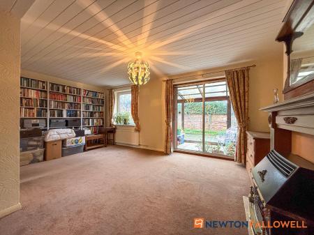 3 bedroom Semi-detached house for sale in Ellerslie Close, Newark
