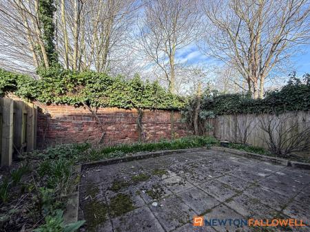 3 bedroom Semi-detached house for sale in Ellerslie Close, Newark