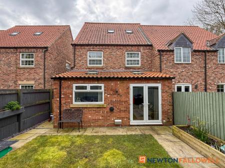 4 bedroom Semi-detached house for sale in Skayman Fields, Carlton-le-Moorland