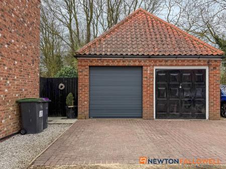 4 bedroom Semi-detached house for sale in Skayman Fields, Carlton-le-Moorland