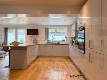 4 bedroom Semi-detached house for sale in Skayman Fields, Carlton-le-Moorland