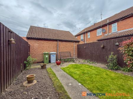 2 bedroom Semi-detached house for sale in Pelham Close, Newark