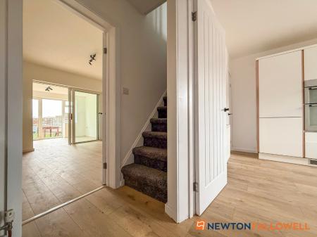 3 bedroom Semi-detached house for sale in Beacon Hill Road, Newark