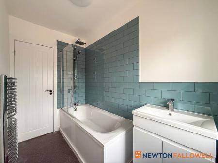 3 bedroom Semi-detached house for sale in Beacon Hill Road, Newark