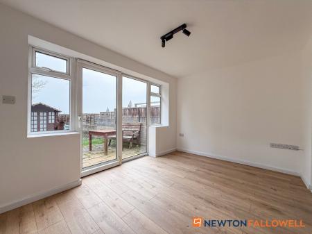 3 bedroom Semi-detached house for sale in Beacon Hill Road, Newark