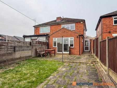 3 bedroom Semi-detached house for sale in Beacon Hill Road, Newark