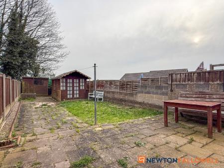 3 bedroom Semi-detached house for sale in Beacon Hill Road, Newark