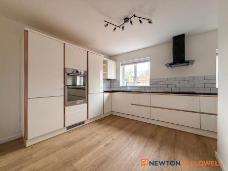 3 bedroom Semi-detached house for sale in Beacon Hill Road, Newark