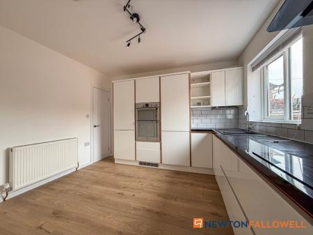 3 bedroom Semi-detached house for sale in Beacon Hill Road, Newark