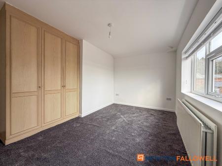 3 bedroom Semi-detached house for sale in Beacon Hill Road, Newark